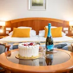 Palace 4*