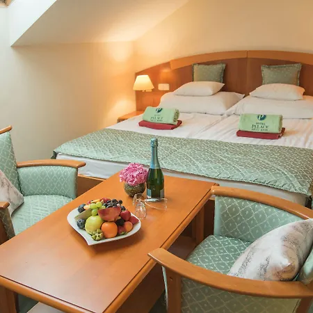 Palace 4* Хевиз